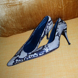 Stuart Weitzman Black White Snakeskin Leather Pointed Toe Stiletto Pumps - 8